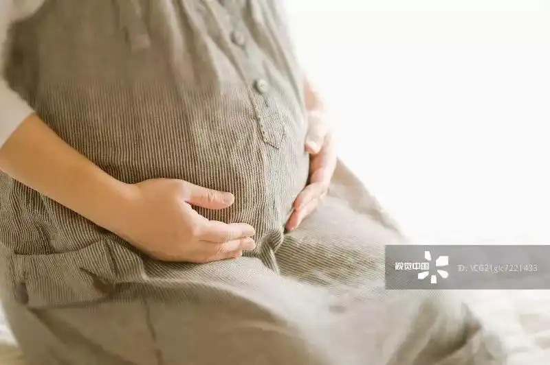 12月13日上午9时许,18 岁的小丽(化名)挺着大肚子走进湖南省妇幼保健