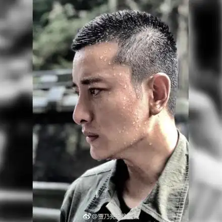 贾乃亮晒出的军人硬汉照貌似是一张剧照.