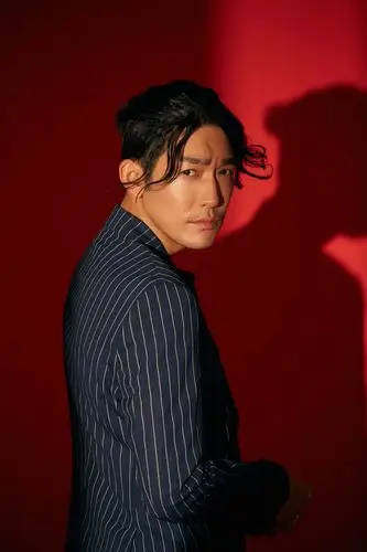 张博身着竖条纹宽松西装时尚感十足