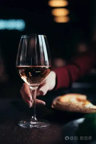 酒吧里盛着玫瑰酒的酒杯