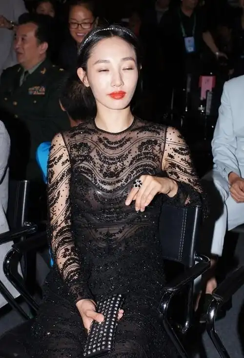 白百何穿衣服有点太大胆了,透纱的面料能看到胶皮打底,真挺个性