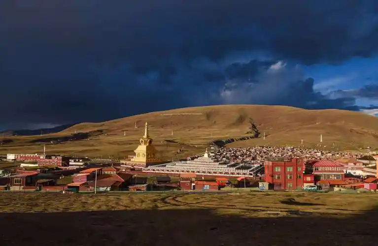 其它 走进佛国一一亚青寺 写美篇草原中央有一座低矮