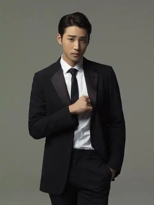 近日,庞瀚辰工作室曝光一组庞瀚辰质感商务风写真大片