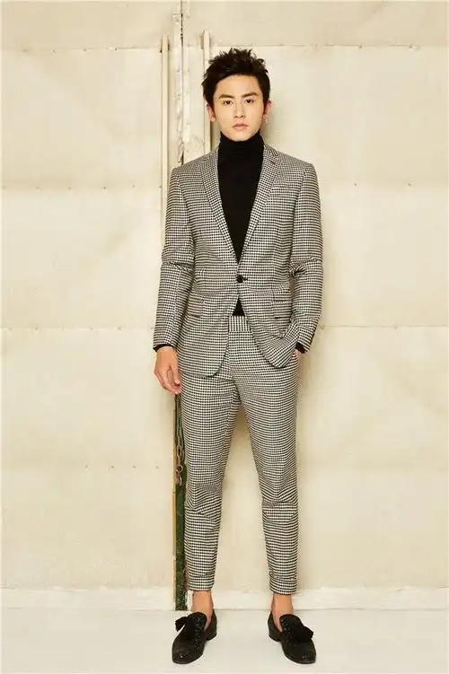 身高一米八一,体重七十公斤的张哲瀚拥有模特般近乎完美身材比例