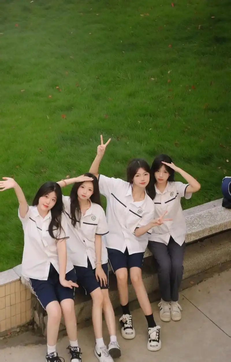 我的青春以定格 被她们所占据#校园 #毕业季 #合照 #定格 - 抖音