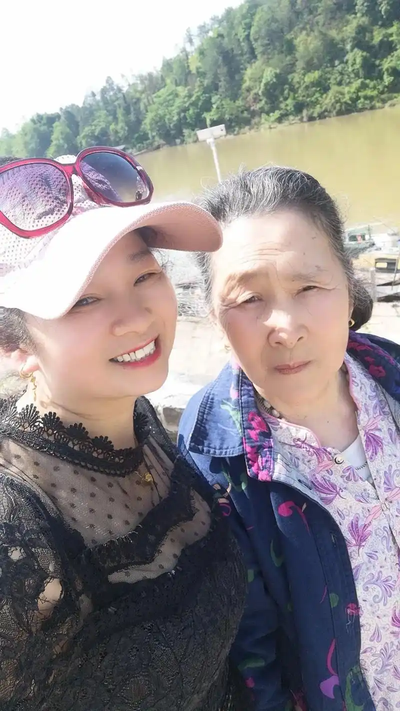 没有假期,忙里偷闲,也带老妈来网红地溜达一圈,老妈开心731573