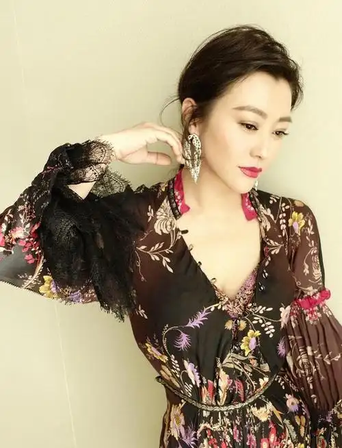 44岁郝蕾近照曝光:身材肉感丰满 自然有韵味 不知李光洁后悔了吗