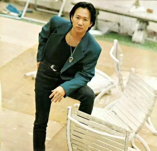 黄家驹珍贵单人照颜值和实力秒杀现在的小鲜肉