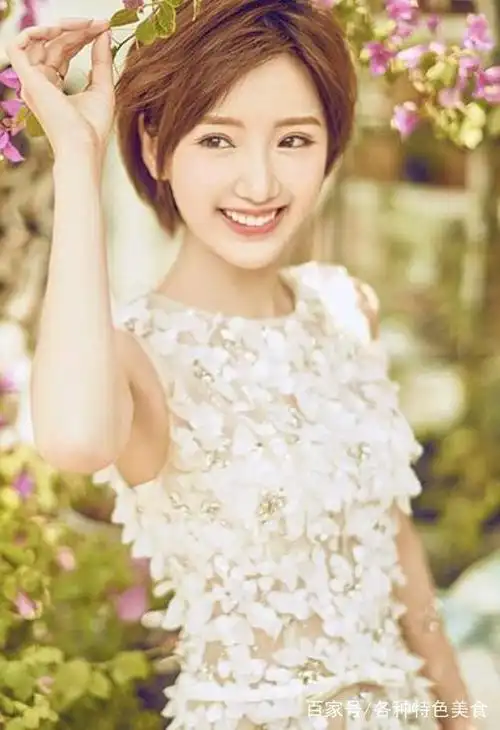 爱笑的女明星,周冬雨单纯无害,热巴笑容浅浅,谁最能打动你心?