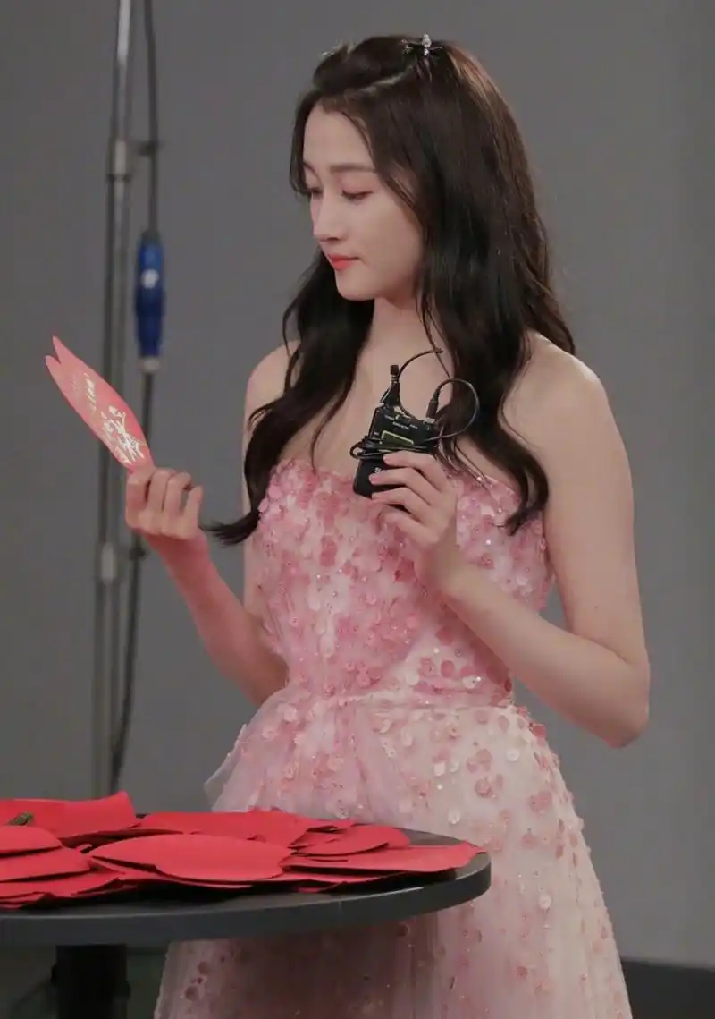 关晓彤亮相央视跨年录制 粉色抹胸纱裙衬灵动可爱