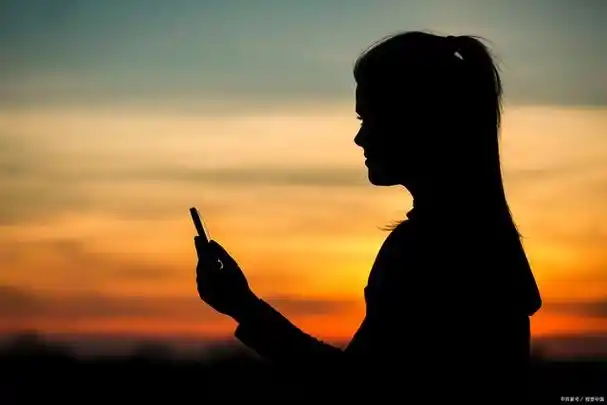 拍摄好看的人像剪影照片需要一定的技巧和经验,下面我将从以下几个