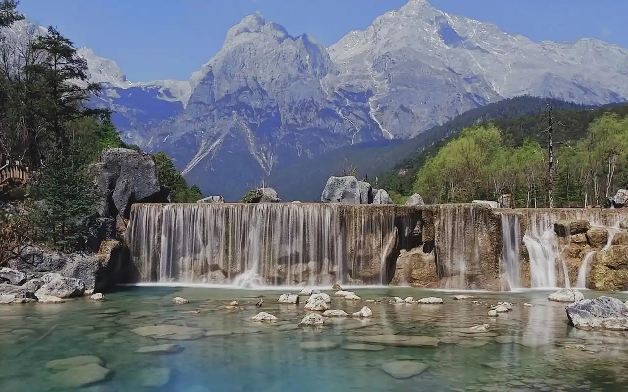 丽江蓝月谷迷人风光