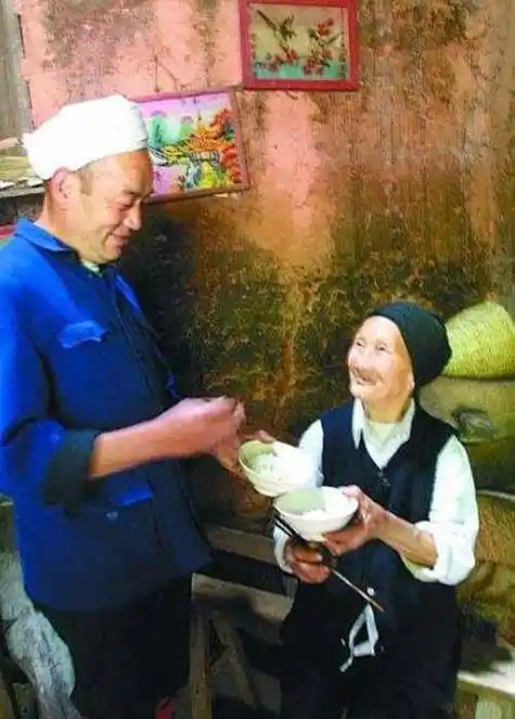 故事的主人公一个叫刘国江,一个叫徐朝清,他们为了爱情隐居深山长达50