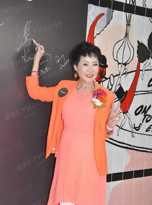 狄波拉一把年纪还扮嫩,打扮得像学生,和汪明荃只差4岁像隔辈人