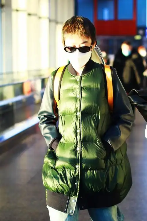 曾轶可穿绿色羽绒服首都机场出发 元旦演出风波后首次现身