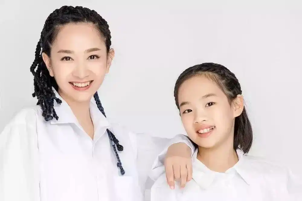 主持人王芳晒女儿成绩,历史考98分好骄傲,14岁就出中英双语书