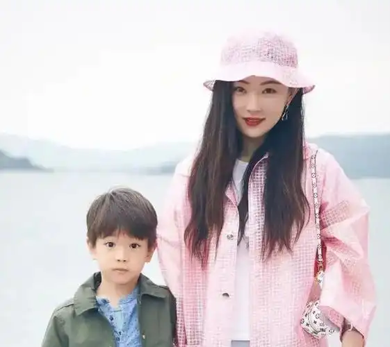 杜江霍思燕二胎女儿曝光,网友疑惑:这孩子哪来的?
