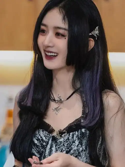 赵丽颖暗黑系写真曝光,中世纪造型充满复古感,手持烛台眼神魅惑