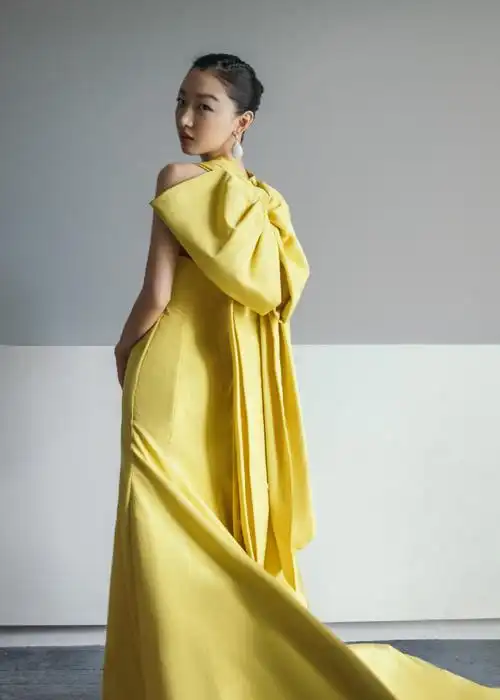 周冬雨身穿明黄色礼服亮相北影节开幕红毯 背巨型蝴蝶结优雅大气