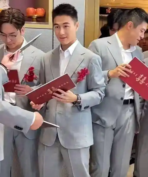 何猷君参加婚礼当伴郎,近照暴露真实身高,被质疑没有170_网友_显得