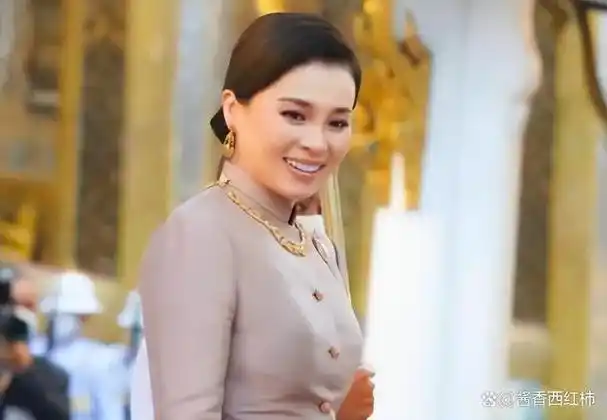 泰国王后苏提达为高僧祝寿!一身黄金首饰雍容华贵,44岁魅力十足