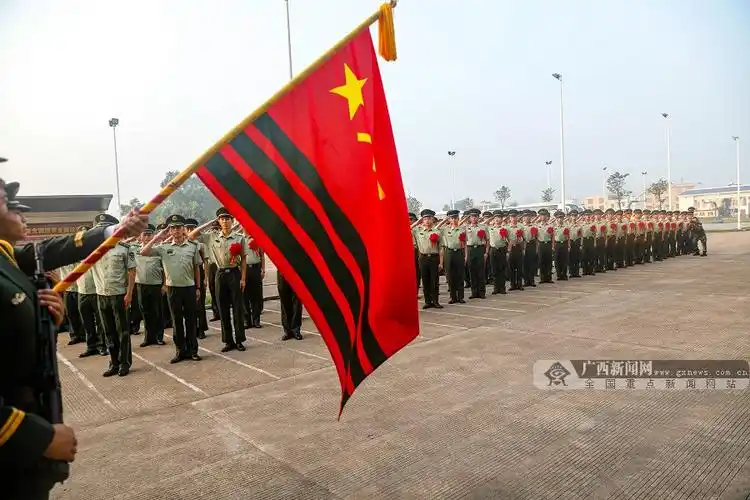退役老兵向武警部队旗敬礼.广西新闻网通讯员 柴浩 摄