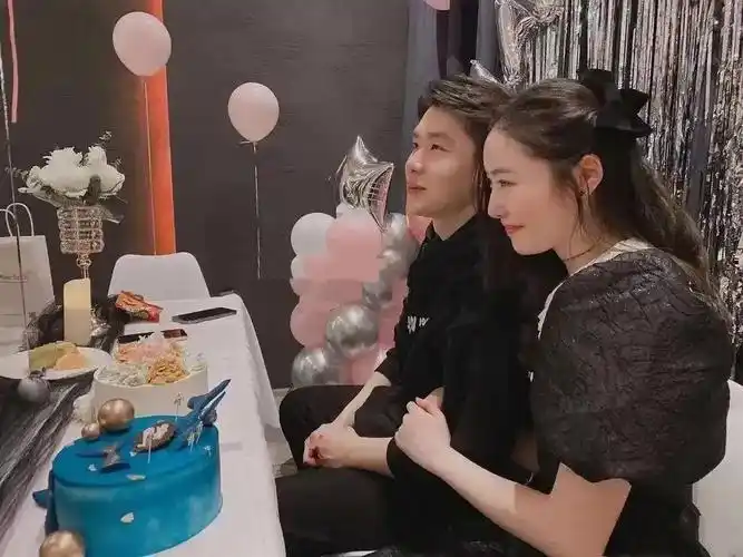 陈露晒霍尊聊天记录,爆13 人隐私,被质疑违法