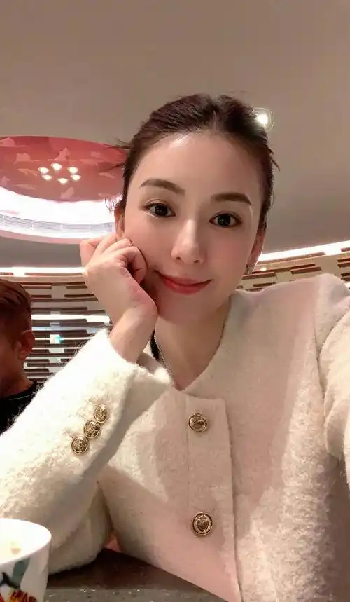 方媛穿搭好漂亮,360度无死角,怎么拍都是美女_身材_白色_外套