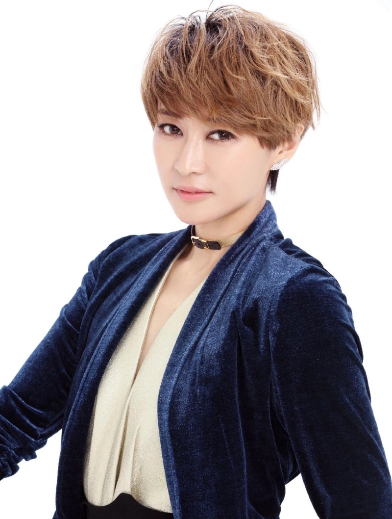 原创梁静剪掉十年长发仙气飘飘穿蓝色上衣配西裤简约清爽干练高级