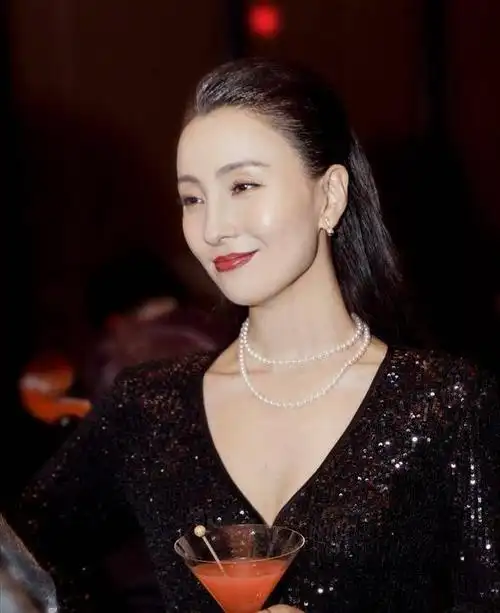 小陶虹穿运动装秀一字马48岁依然好身材太令人羡慕