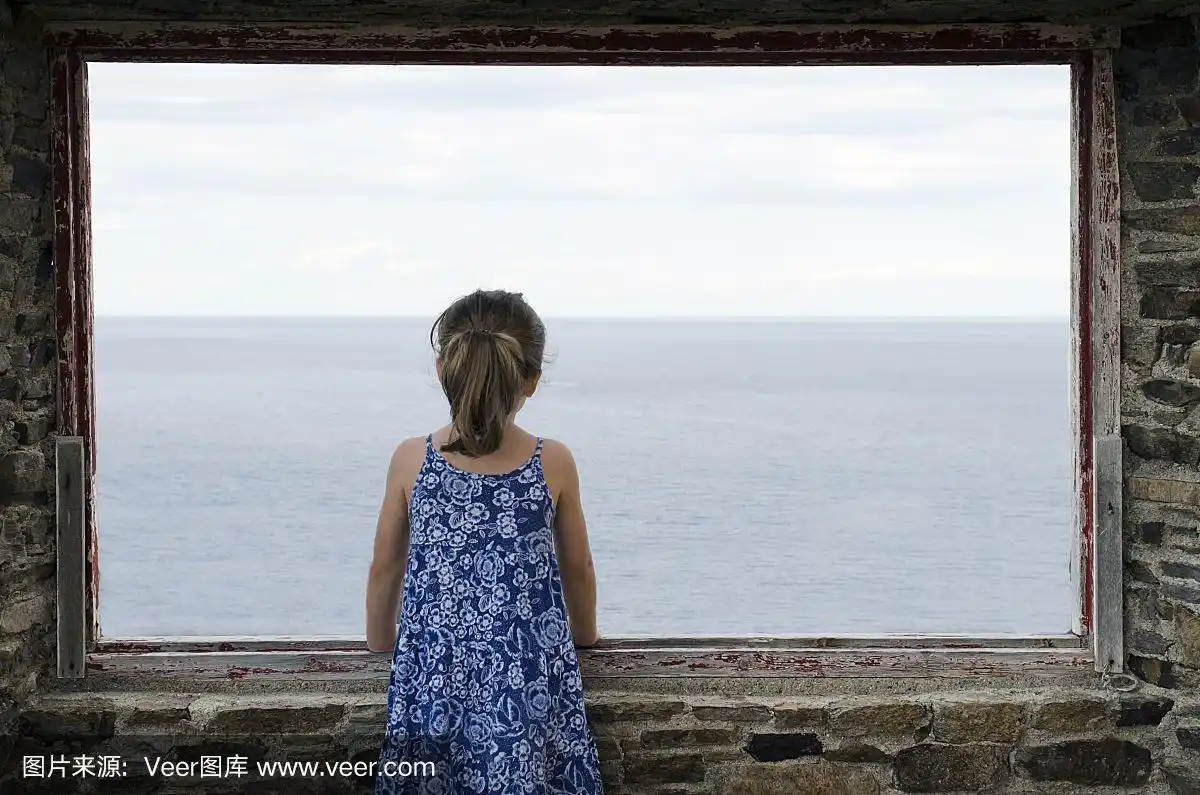 孤独的小女孩望着大海
