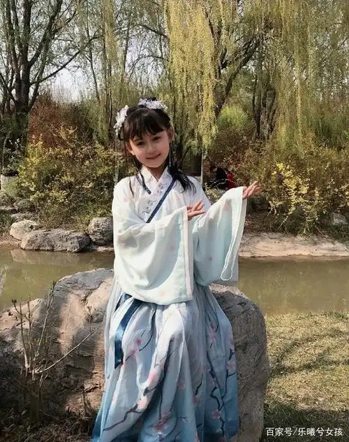 清平乐的长公主小徽柔扮演者张毓宜,机灵可爱,也是个小公主啦