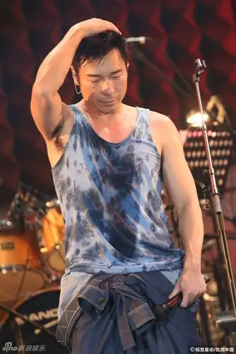许志安唱到兴奋 脱衣秀肌肉