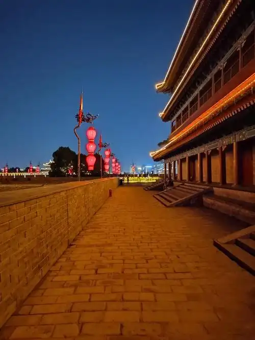 我也跟风再上几次城墙,拍几张南门夜景以示纪念.
