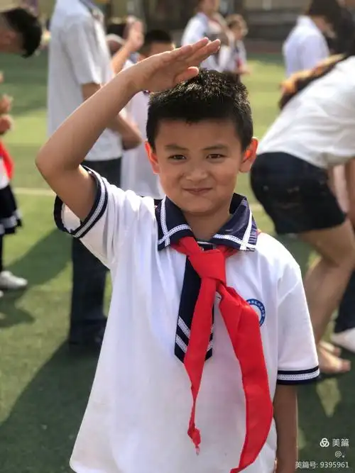 少先队员,敬礼!