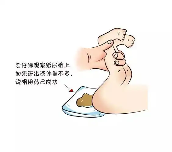 也是先把宝宝的双腿提起来,屁屁下面垫一块尿不湿,然后把开塞露轻轻地