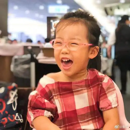 秦昊晒女儿近照称终于可以抱小米粒了化身女儿奴一脸幸福