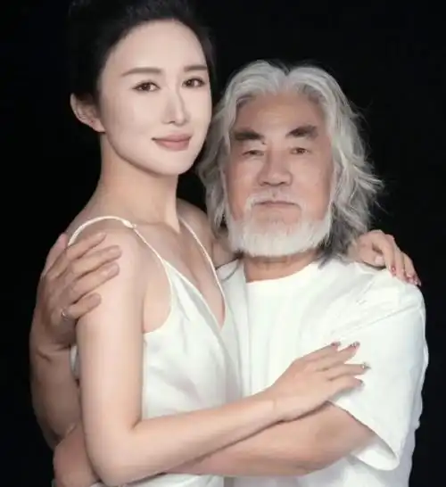 原创爆73岁张纪中再当爹42岁老婆喜提三胎这也太炸裂了