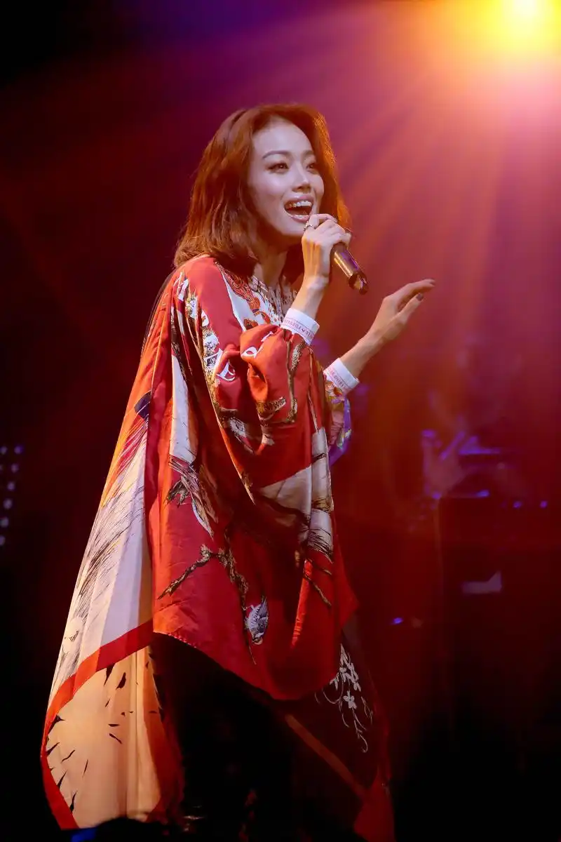 十九首歌曲,再加上吉他弹唱《空港》,容祖儿 诚意满满.