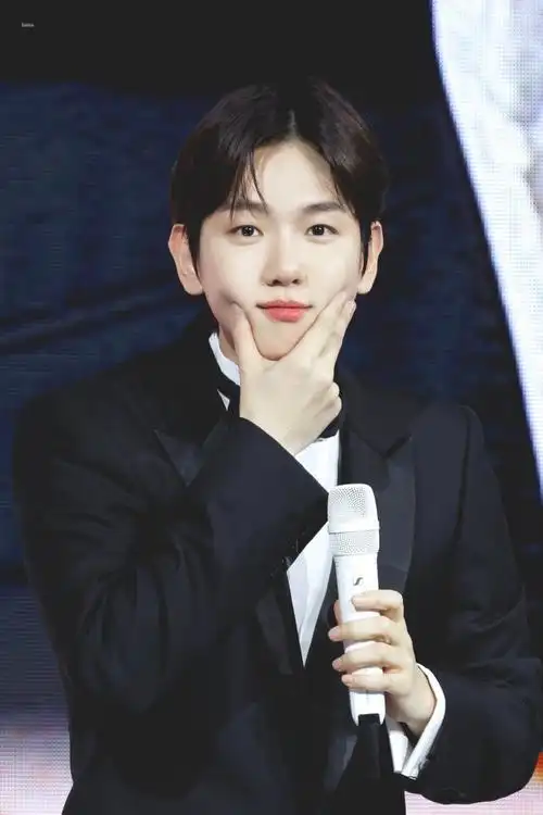 边伯贤#太可爱了 可爱得想咬一口他的mochi 捏捏小狗脸0606