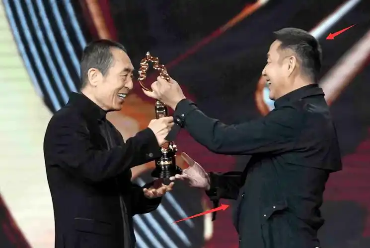 原创陈道明近照满头白发暴瘦健康惹担忧穿十年前旧衣服生活节俭