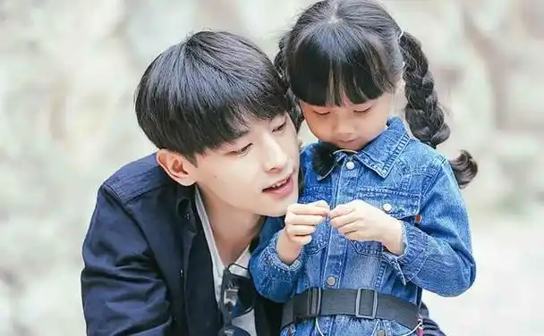 邓伦带小山竹(邓伦剧中女儿乐童和小山竹)3