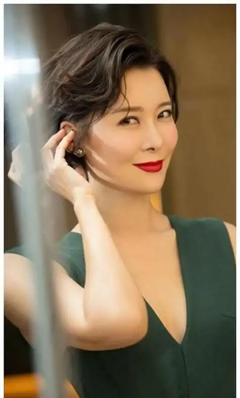 "京圈红星"柯蓝潇洒情史,和她50岁还不结婚的真相