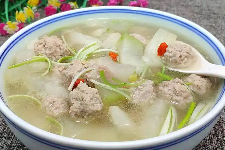 夏天出汗多,要多喝丝瓜三鲜汤,汤鲜味美,营养又补水_汤鲜_三鲜汤_丝瓜