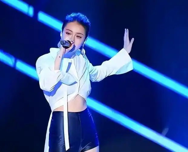 在音乐上面,她也有很大的天赋,听了一遍的歌曲她就能记住歌词,一边的