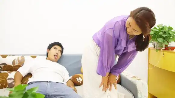 美女相亲一直放屁,结果小伙的做法太逗了,看一次笑一次