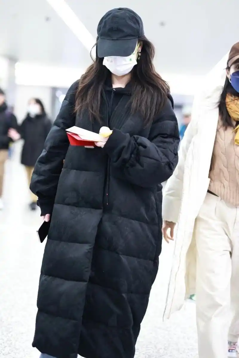 倪妮今日机场街拍,穿新中式羽绒服真好看!