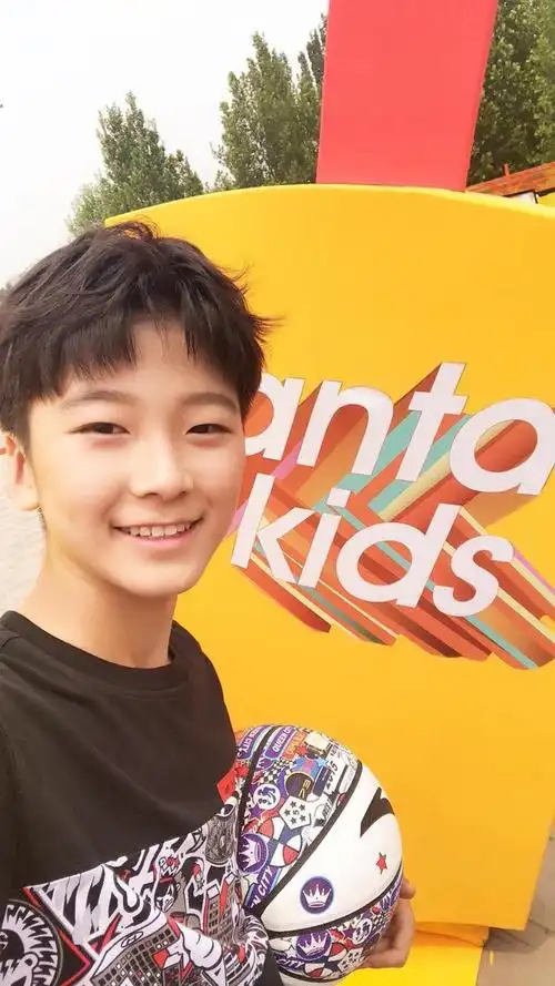 张悦轩亮相安踏儿童顽运会生活中是妹控