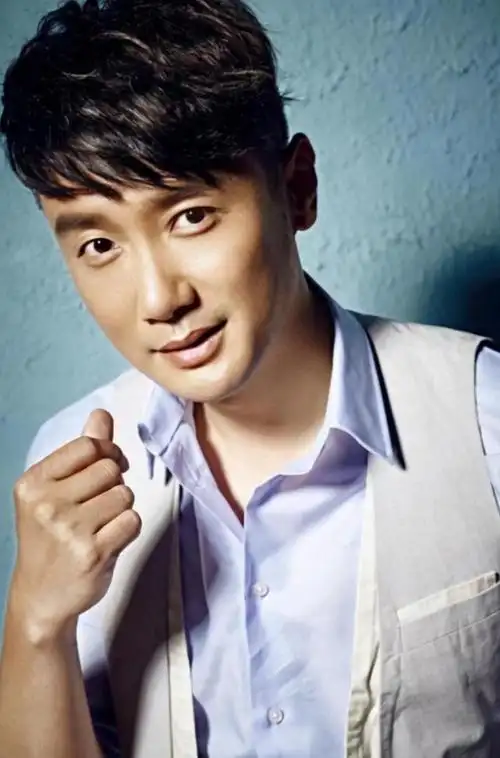 他曾是"央视最帅主持",辞离央视进入娱乐圈,今沦落到无戏可拍