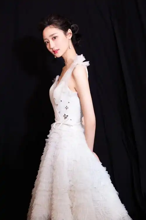 王莫涵亮相时尚盛典 一袭白裙比糖还甜